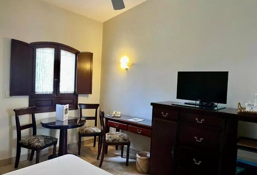 هتل Hacienda Los Laureles