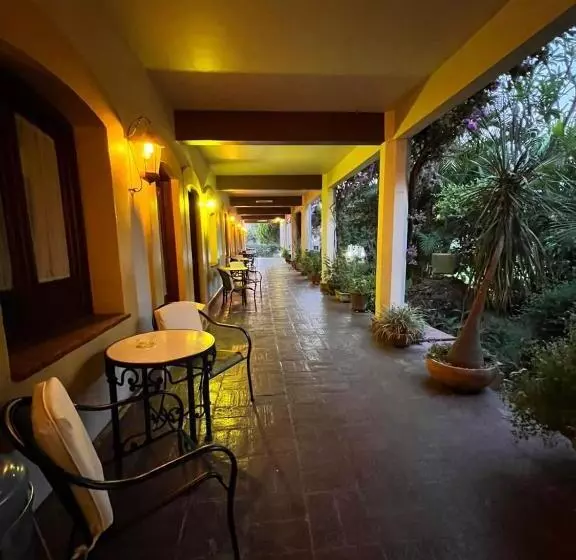 هتل Hacienda Los Laureles