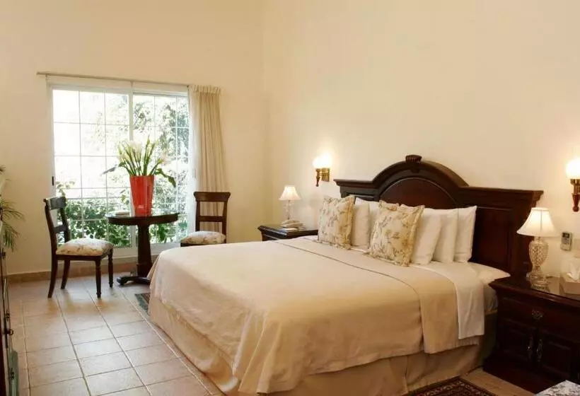 هتل Hacienda Los Laureles