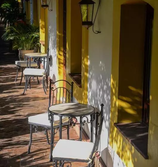 هتل Hacienda Los Laureles