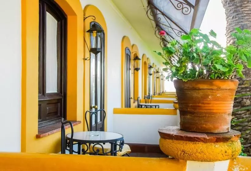 هتل Hacienda Los Laureles