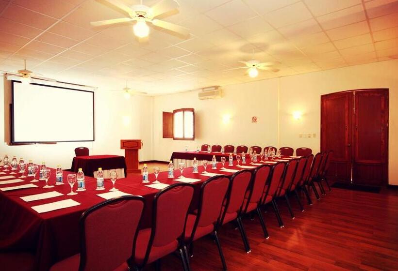 فندق Hacienda Los Laureles