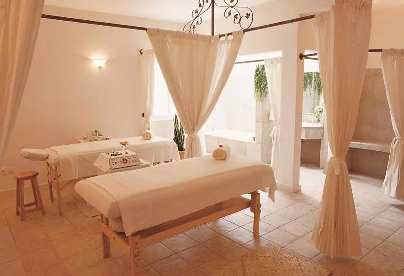 هتل Hacienda Los Laureles