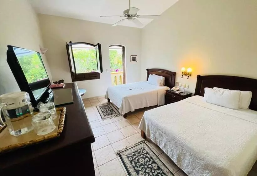 هتل Hacienda Los Laureles