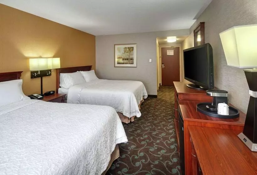 هتل Hampton Inn & Suites By Hilton Toronto Airport