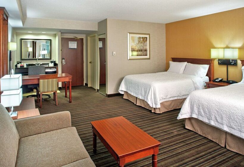 Отель Hampton Inn & Suites By Hilton Toronto Airport