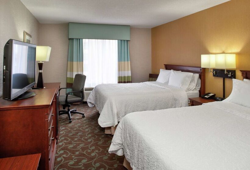 Отель Hampton Inn & Suites By Hilton Toronto Airport