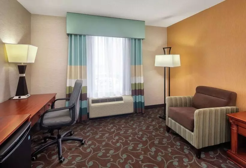 هتل Hampton Inn & Suites By Hilton Toronto Airport