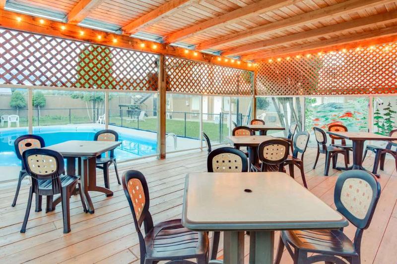 Отель Howard Johnson By Wyndham Enderby