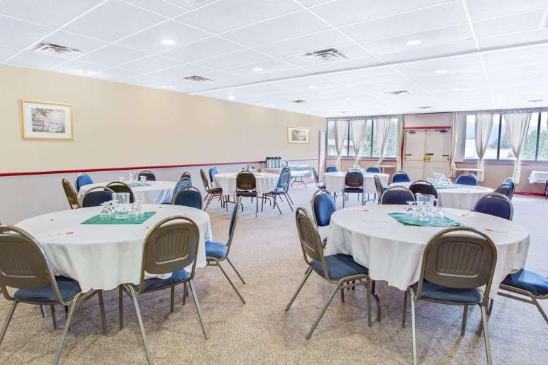 Отель Howard Johnson By Wyndham Enderby