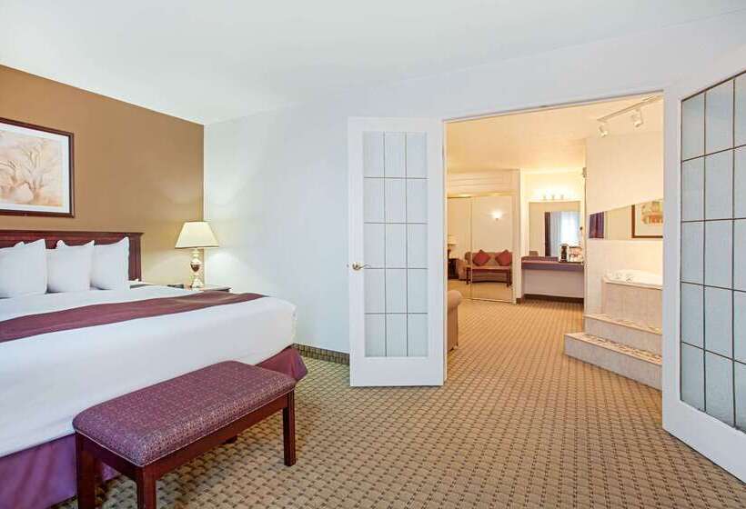 Ramada By Wyndham Red Deer Hotel & Suites