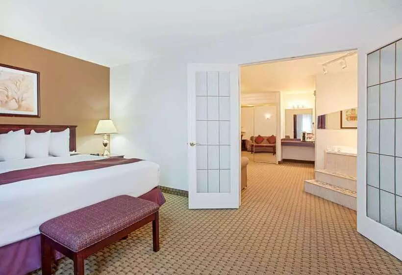 Ramada By Wyndham Red Deer Hotel & Suites