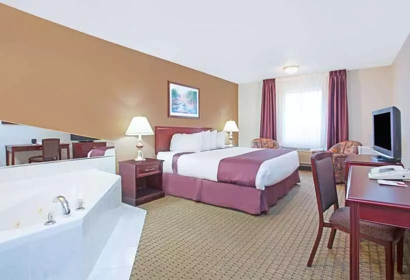 Ramada By Wyndham Red Deer Hotel & Suites