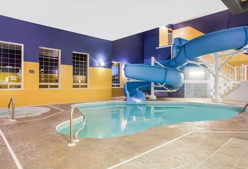 Ramada By Wyndham Red Deer Hotel & Suites