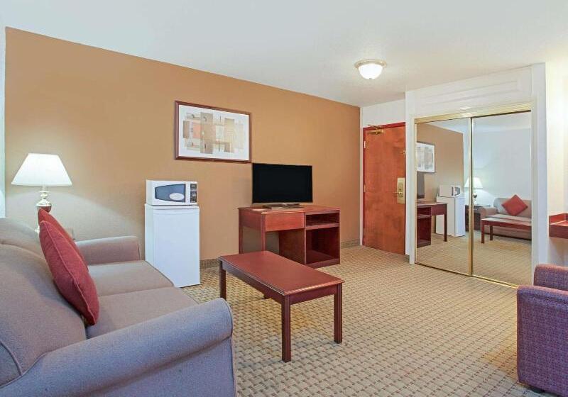 Ramada By Wyndham Red Deer Hotel & Suites