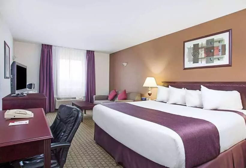 Ramada By Wyndham Red Deer Hotel & Suites