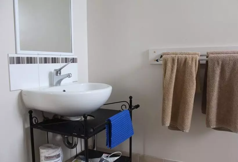 Hotelli Belair Gardens Caravan Park