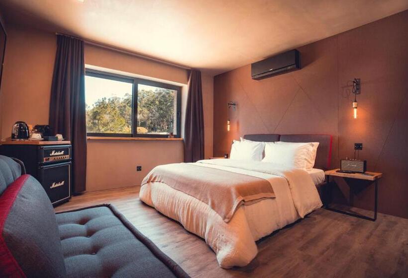 تختخواب و صبحانه Charm Nature