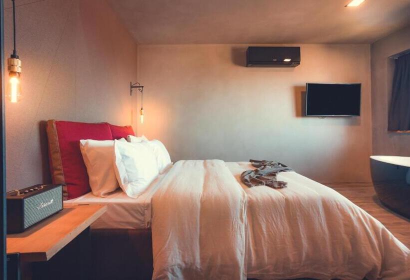 تختخواب و صبحانه Charm Nature