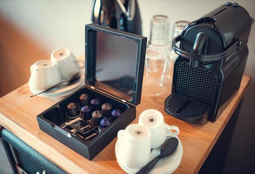 تختخواب و صبحانه Charm Nature