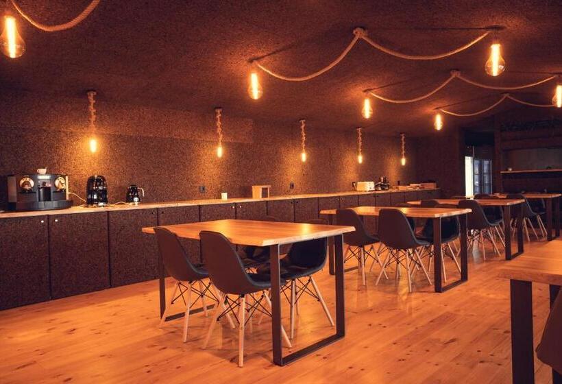 تختخواب و صبحانه Charm Nature