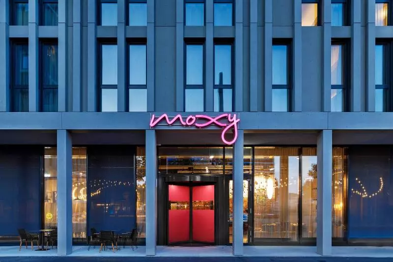 ホテル Moxy Bern Expo