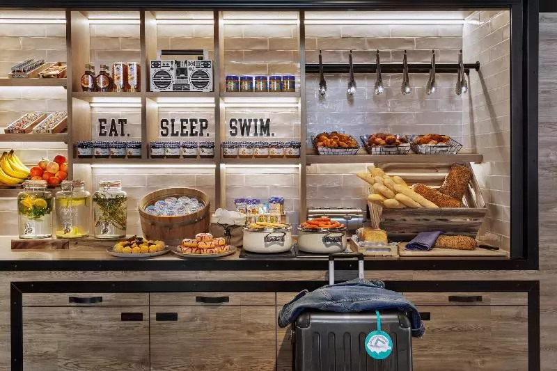 ホテル Moxy Bern Expo