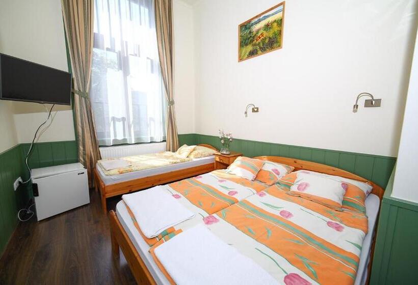 Bed and Breakfast Kisfaludy Vendégház  Sümeg