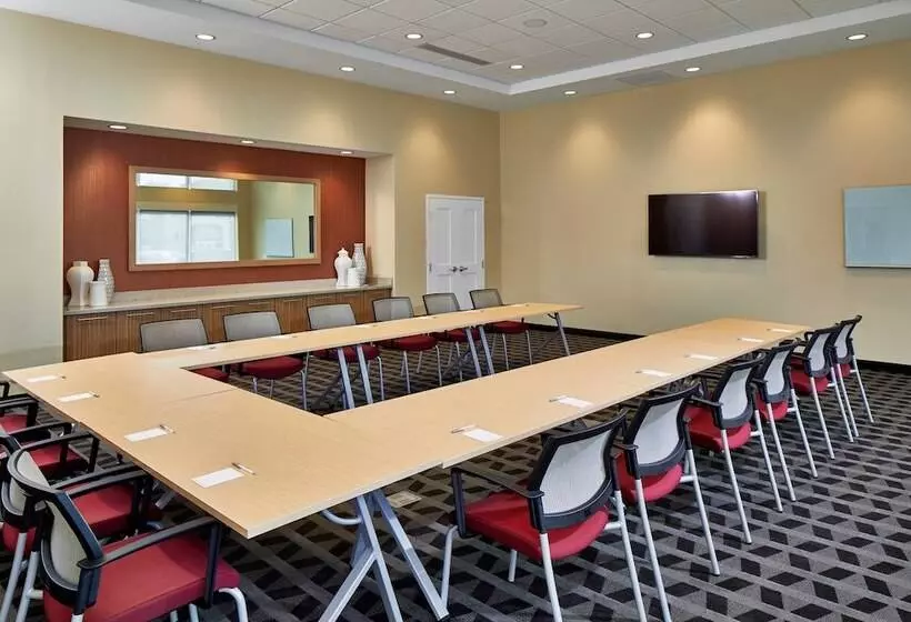 Hotelli Towneplace Suites By Marriott Columbus North   Osu