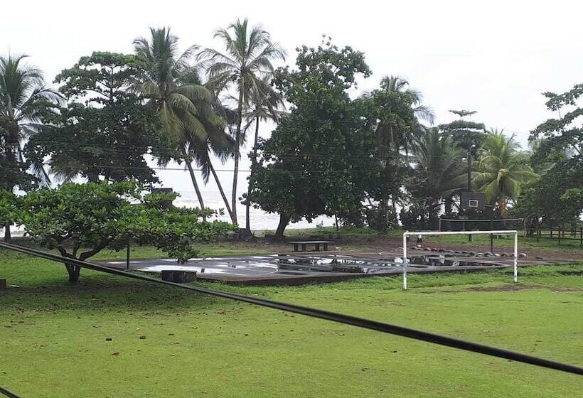 تختخواب و صبحانه Miss Miriam Beachfront Cabins