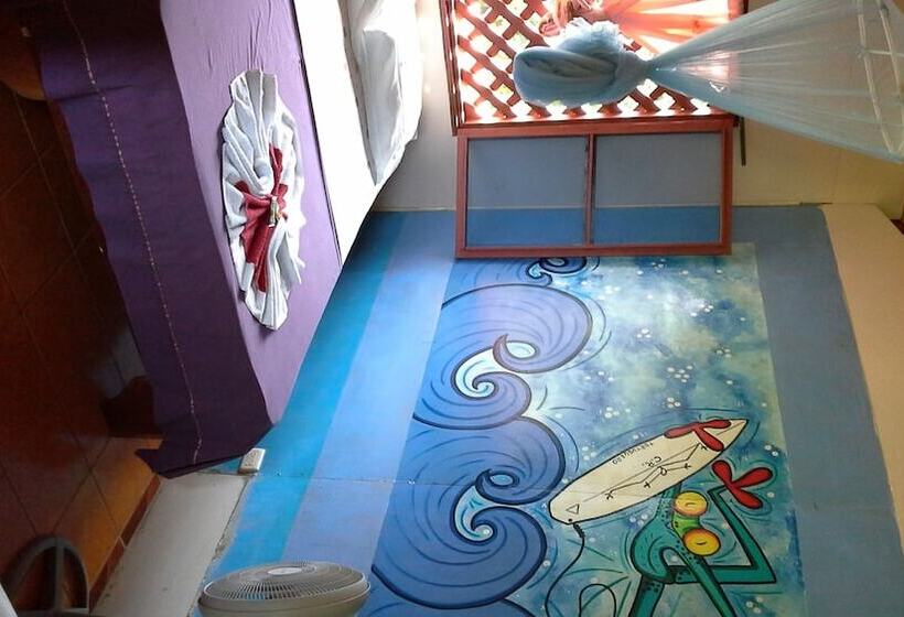 تختخواب و صبحانه Miss Miriam Beachfront Cabins