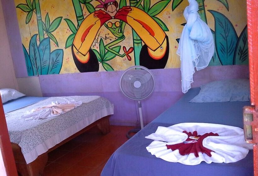 تختخواب و صبحانه Miss Miriam Beachfront Cabins