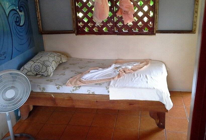 تختخواب و صبحانه Miss Miriam Beachfront Cabins