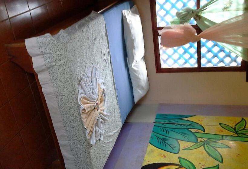 تختخواب و صبحانه Miss Miriam Beachfront Cabins