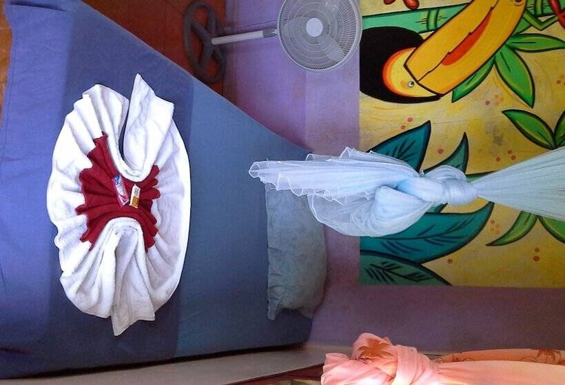 تختخواب و صبحانه Miss Miriam Beachfront Cabins