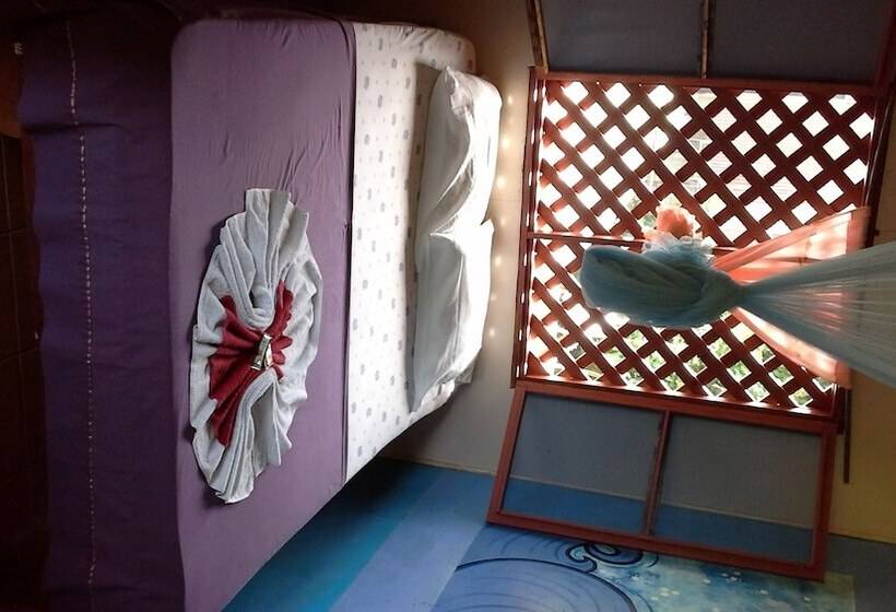 تختخواب و صبحانه Miss Miriam Beachfront Cabins