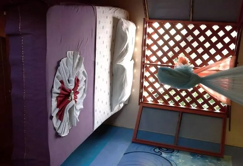 تختخواب و صبحانه Miss Miriam Beachfront Cabins