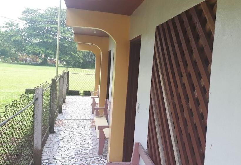 تختخواب و صبحانه Miss Miriam Beachfront Cabins