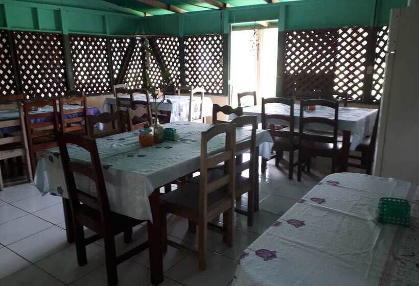 تختخواب و صبحانه Miss Miriam Beachfront Cabins