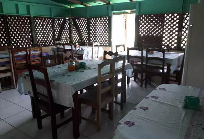 تختخواب و صبحانه Miss Miriam Beachfront Cabins