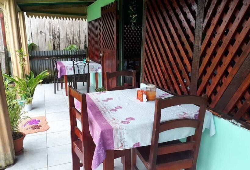 تختخواب و صبحانه Miss Miriam Beachfront Cabins