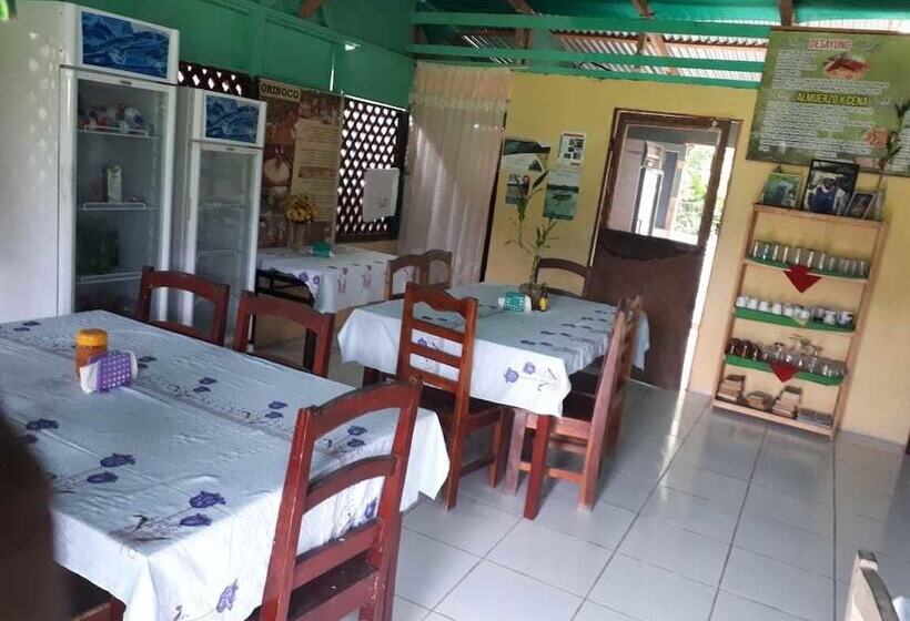 تختخواب و صبحانه Miss Miriam Beachfront Cabins