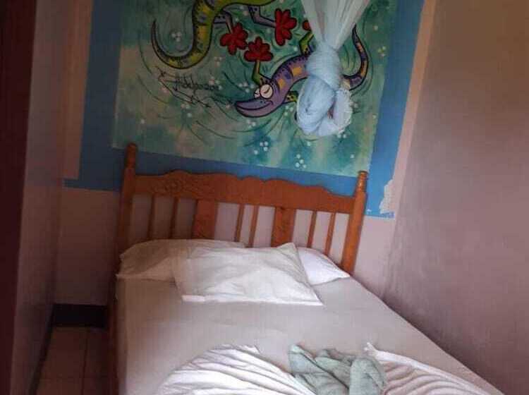 تختخواب و صبحانه Miss Miriam Beachfront Cabins