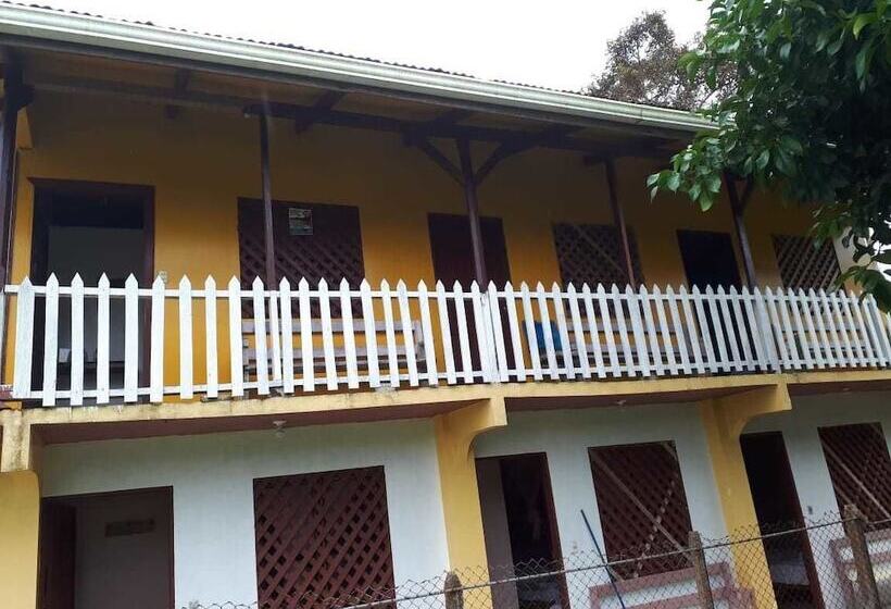 تختخواب و صبحانه Miss Miriam Beachfront Cabins