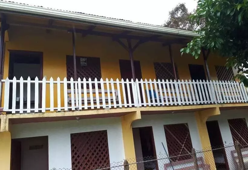 تختخواب و صبحانه Miss Miriam Beachfront Cabins