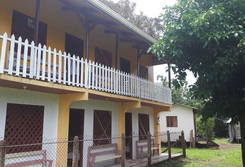 تختخواب و صبحانه Miss Miriam Beachfront Cabins