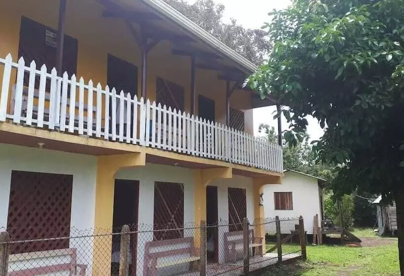 تختخواب و صبحانه Miss Miriam Beachfront Cabins