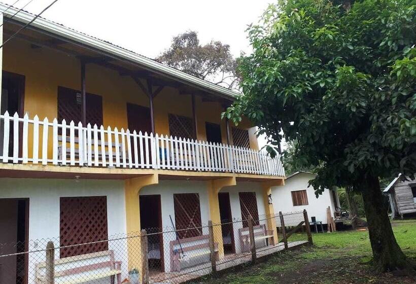 تختخواب و صبحانه Miss Miriam Beachfront Cabins