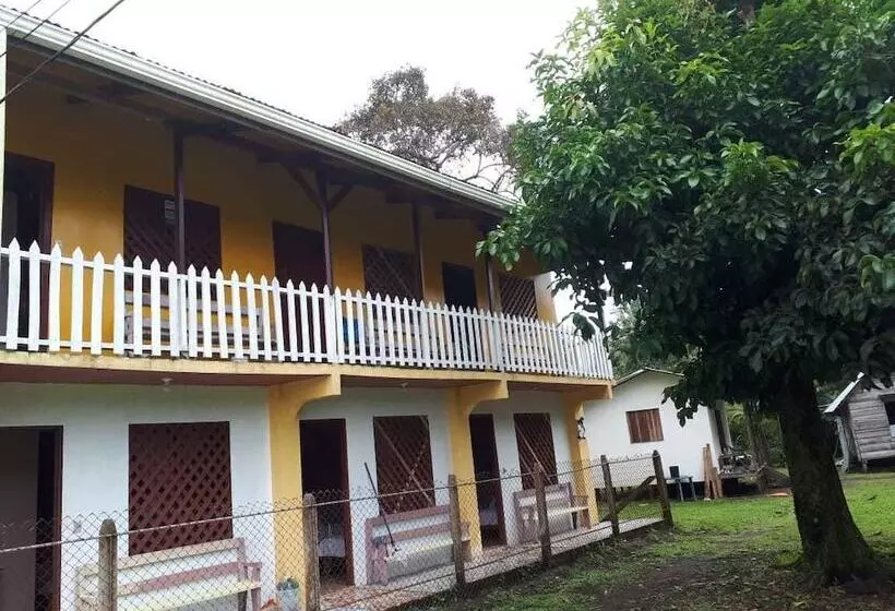تختخواب و صبحانه Miss Miriam Beachfront Cabins