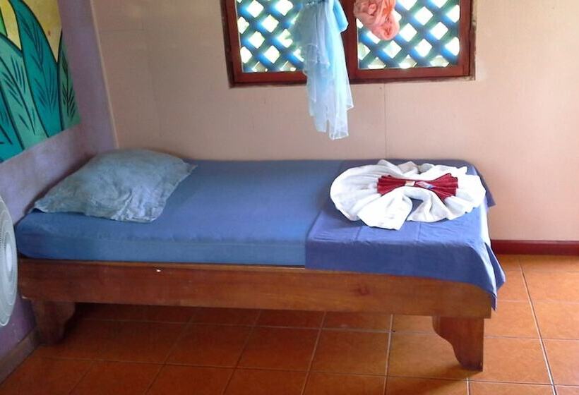 تختخواب و صبحانه Miss Miriam Beachfront Cabins